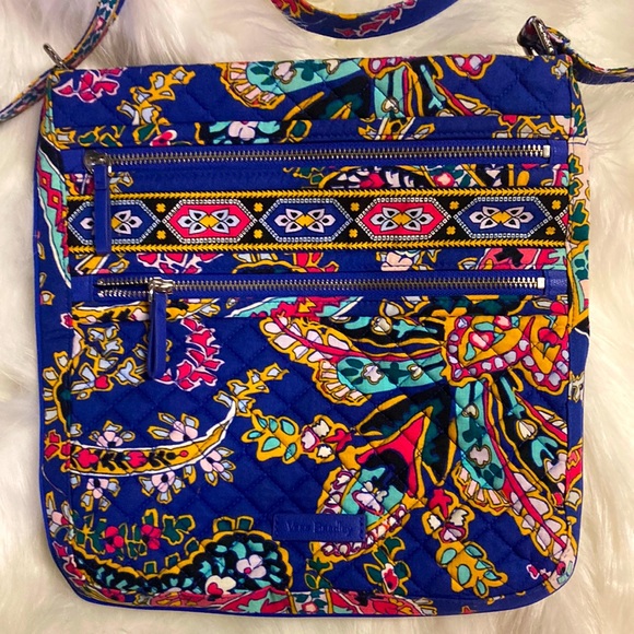Vera Bradley Handbags - VERA BRADLEY crossbody!!